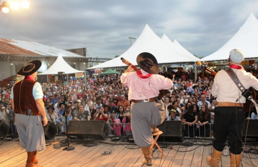 FOTOS: show musical com César Oliveira & Rogério Melo atrai milhares de pessoas na ExpoCamaquã 