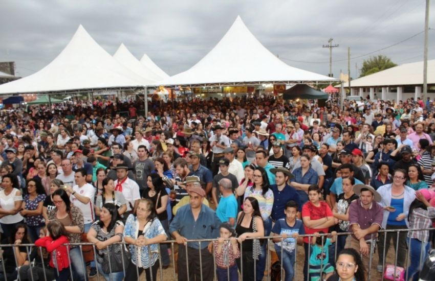 FOTOS: show musical com César Oliveira & Rogério Melo atrai milhares de pessoas na ExpoCamaquã 