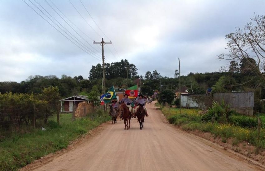 Cavalarianos de Chuvisca buscam Chama Crioula no interior de Dom Feliciano para abertura dos Festejos Farroupilhas 
