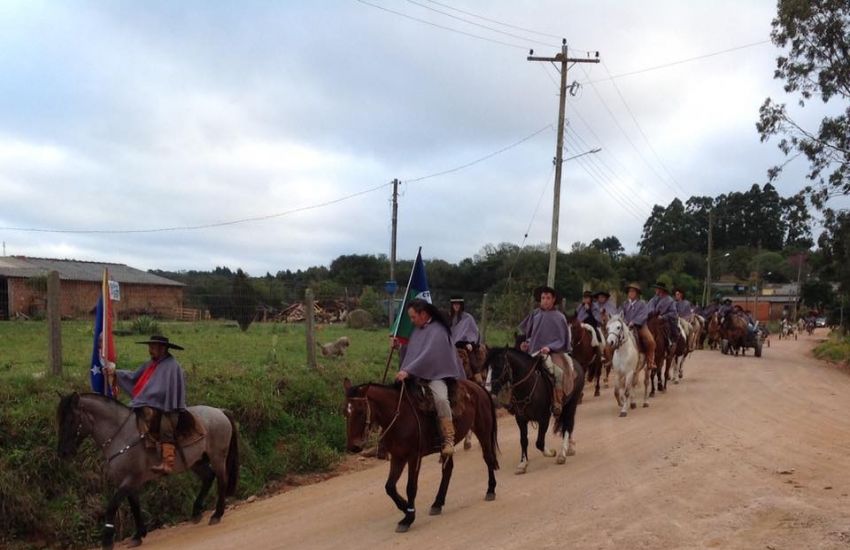 Cavalarianos de Chuvisca buscam Chama Crioula no interior de Dom Feliciano para abertura dos Festejos Farroupilhas 