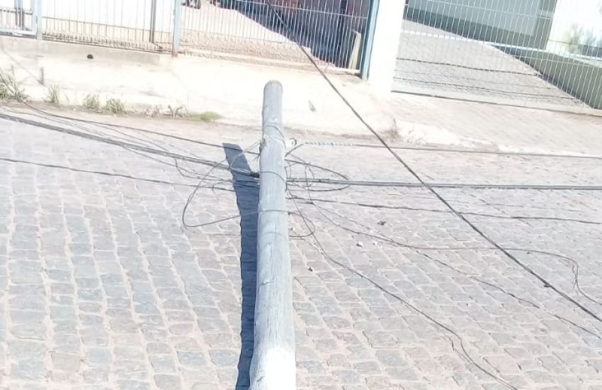 FOTOS: caminhão derruba postes de linha telefônica em Camaquã 