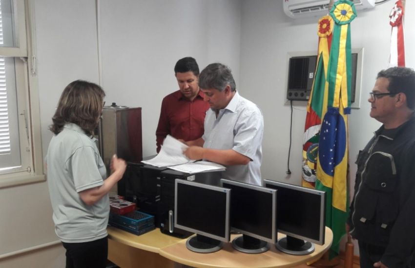 Câmara de Camaquã transfere computadores ao Executivo para uso no Conselho Tutelar 