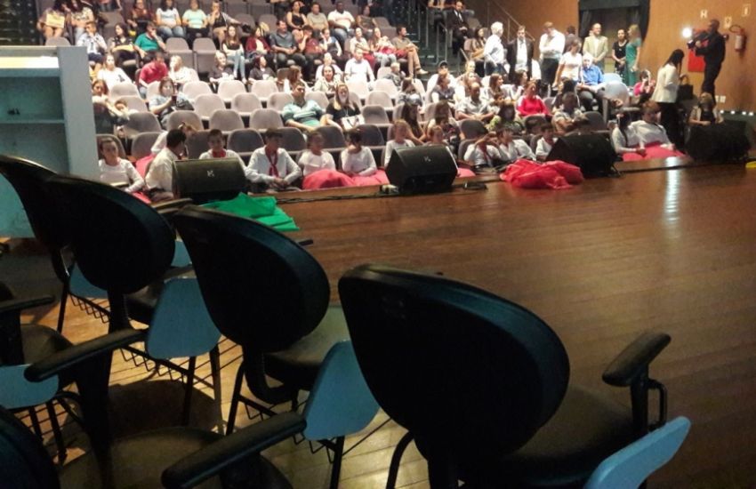 Camaquã: vereadores mirins tomam posse em Sessão Solene realizada no Sesc 