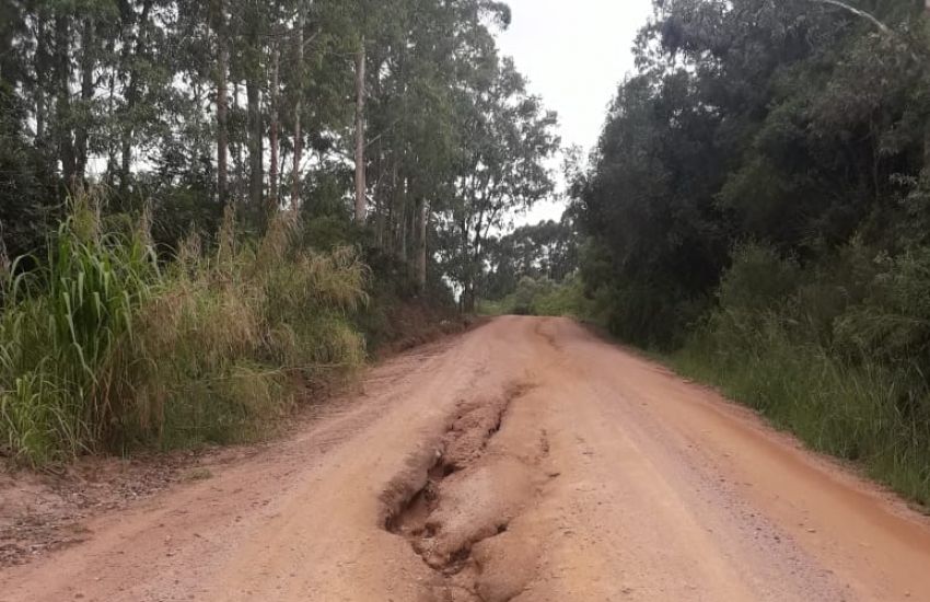 Morador de Cavadeira, interior de Dom Feliciano, reclama das más condições de estrada 