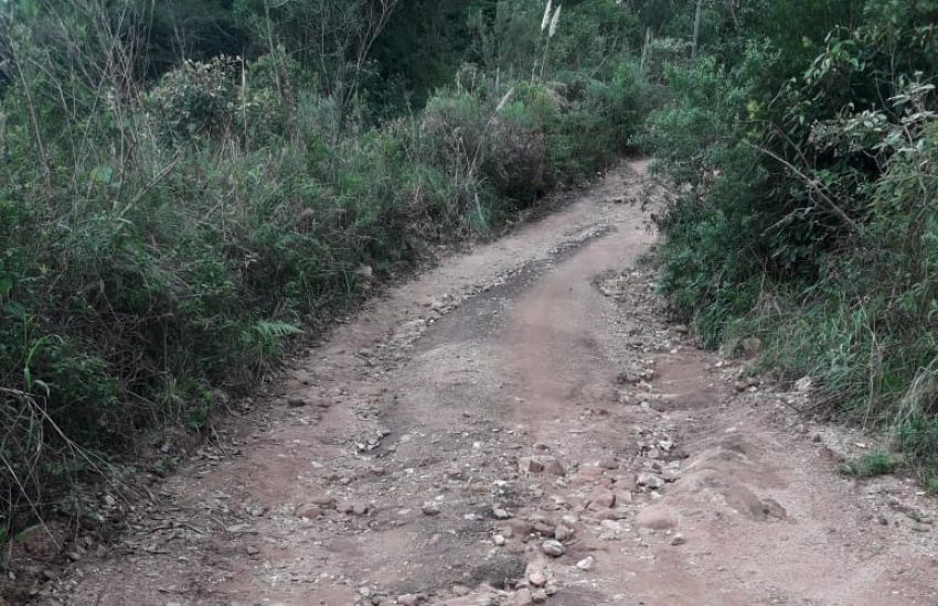 Morador de Cavadeira, interior de Dom Feliciano, reclama das más condições de estrada 