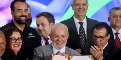 Lula assina projeto de lei que regula atividade de motoristas de aplicativo no Brasil    