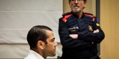 Após pagar fiança, Daniel Alves é autorizado a deixar prisão na Espanha  