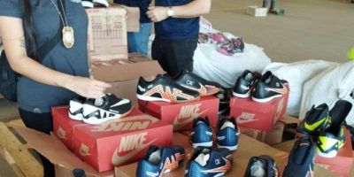 Polícia Civil apreende mais de mil pares de tênis falsos no RS