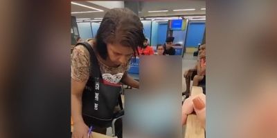 Mulher que levou idoso morto a banco passa por audiência de custódia no RJ