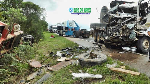 Acidente entre caminhões e carro na BR116, Km 371 (17.12.14)
