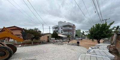 Rua Álvaro Leivas começa a receber calçamento no bairro Olaria, em Camaquã