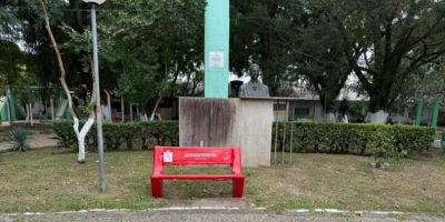 Camaquã adota “bancos vermelhos” em espaços públicos para reforçar a luta contra o feminicídio