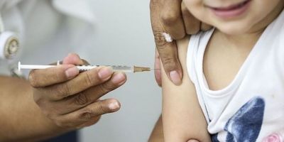 Vacinação contra a dengue está disponível para crianças e adolescentes de 10 a 14 anos em Camaquã