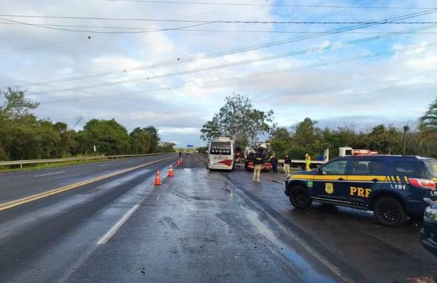 Homem de 61 anos morre em colisão entre caminhonete e ônibus na BR-386 