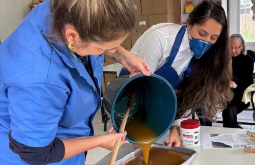 Corsan realiza oficina de produção de sabão ecológico com óleo de cozinha usado em São Lourenço do Sul 