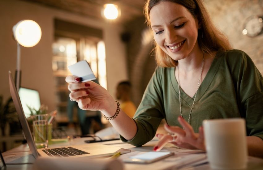 Cartão multibenefícios ganha espaço em empresas com equipes híbridas e descentralizadas 