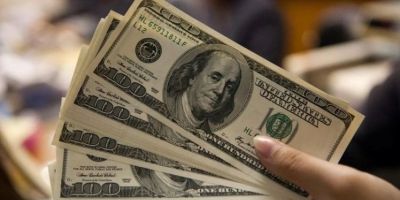 Com pausa em negociações sobre a guerra no Oriente Médio, dólar cai para R$ 5,02 e petróleo sobe 4% 