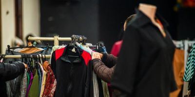 Campanha do Agasalho inicia distribuição de roupas para famílias em situação de vulnerabilidade em Camaquã