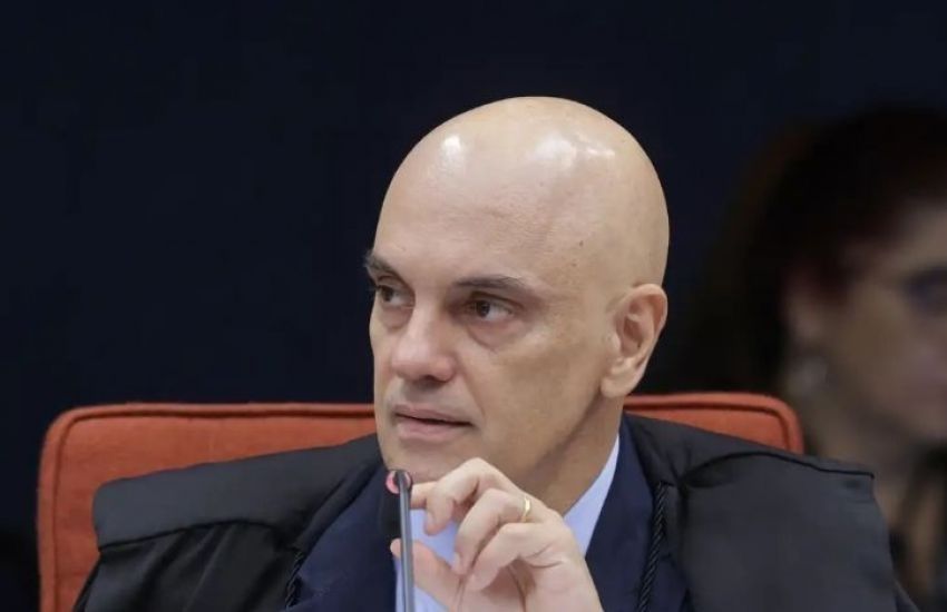 Moraes suspende visitas de Flávio a Bolsonaro na prisão domiciliar 