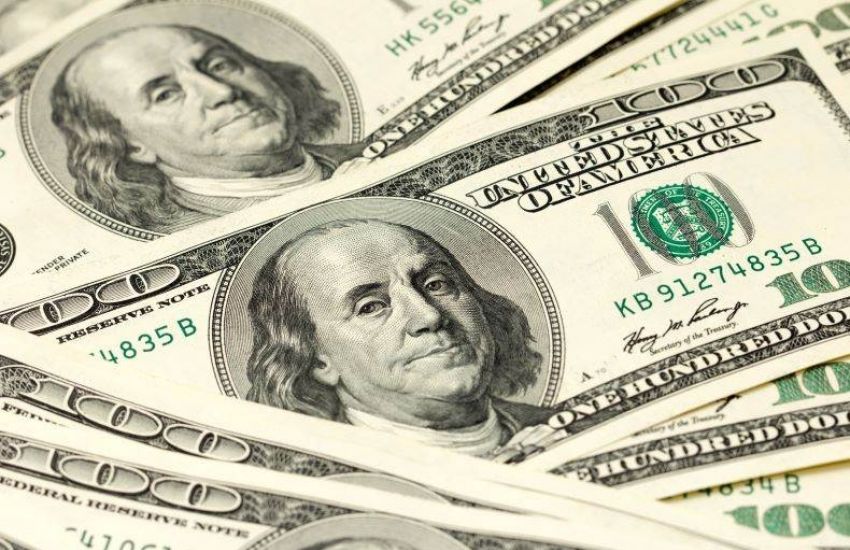 Dólar cai para R$ 5,07, no menor nível em um mês 