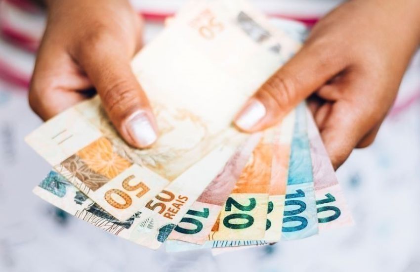 Trabalhadores nascidos em setembro e outubro recebem abono salarial 