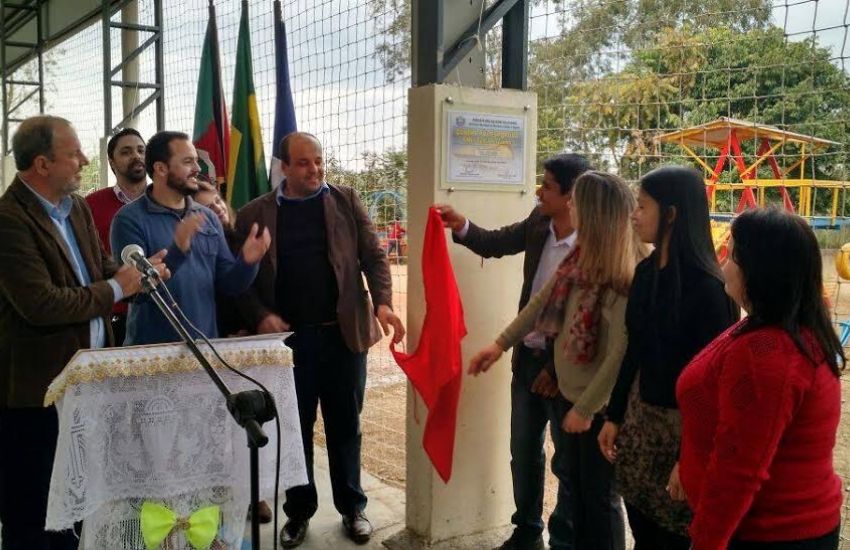Prefeitura inaugura quadra poliesportiva na Escola Municipal Santa Teresinha em Dom Feliciano 