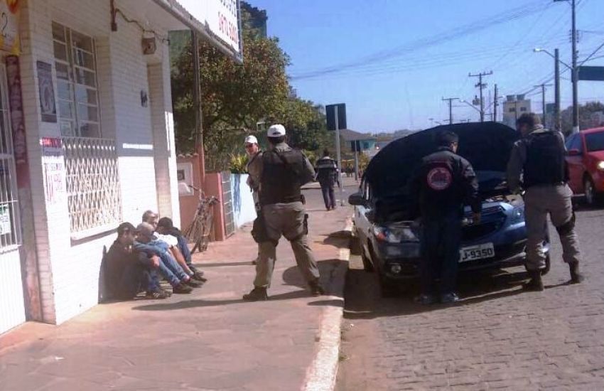 Quatro suspeitos em um Onix azul são abordados pela BM em Camaquã  