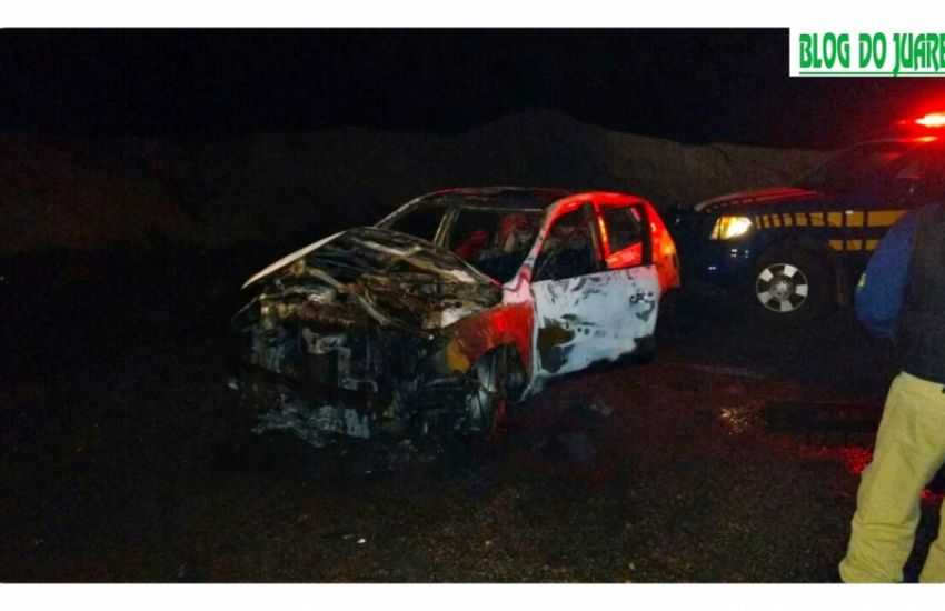 Criminosos furtam e depois incendeiam carro na BR-116 na noite desta quinta em Camaquã 