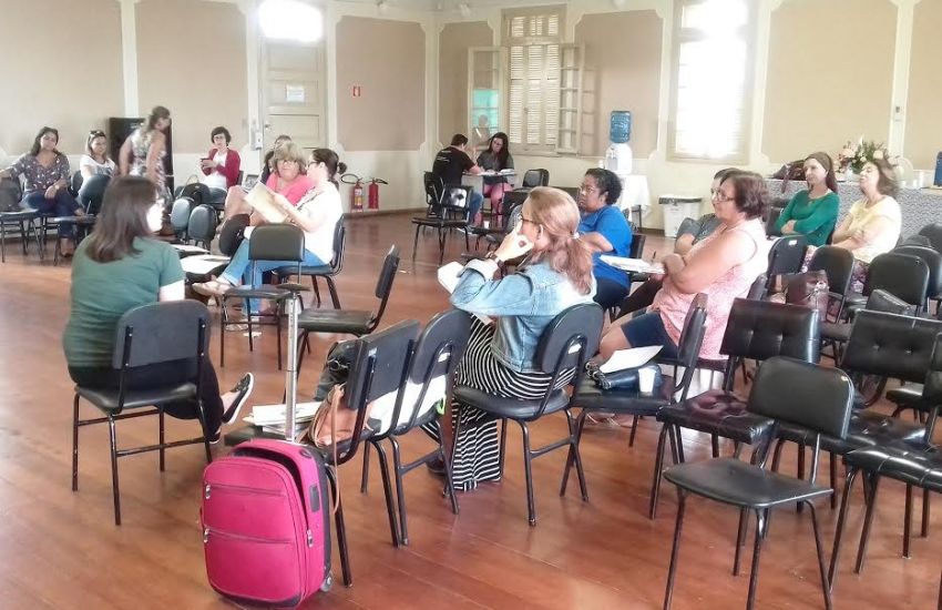 Bibliotecários e professores participam do encontro realizado no auditório Zilda Maria Azambuja em Camaquã 