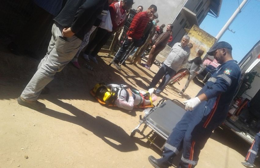 VÍDEO: motociclista tem fratura exposta após colidir com trator no bairro São Pedro, em Camaquã 