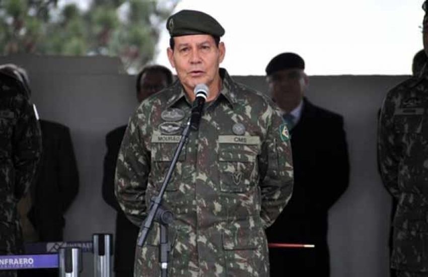 General fala em possibilidade de intervenção e é criticado por Forças Armadas 