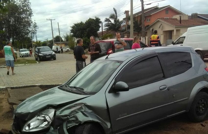 Dois carros se envolvem em acidente na Montenegro com Soledade em Camaquã 