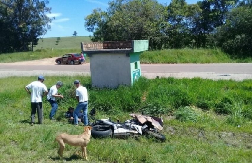 Acidente entre carro e moto deixa motociclista ferido na BR-116 em Tapes 