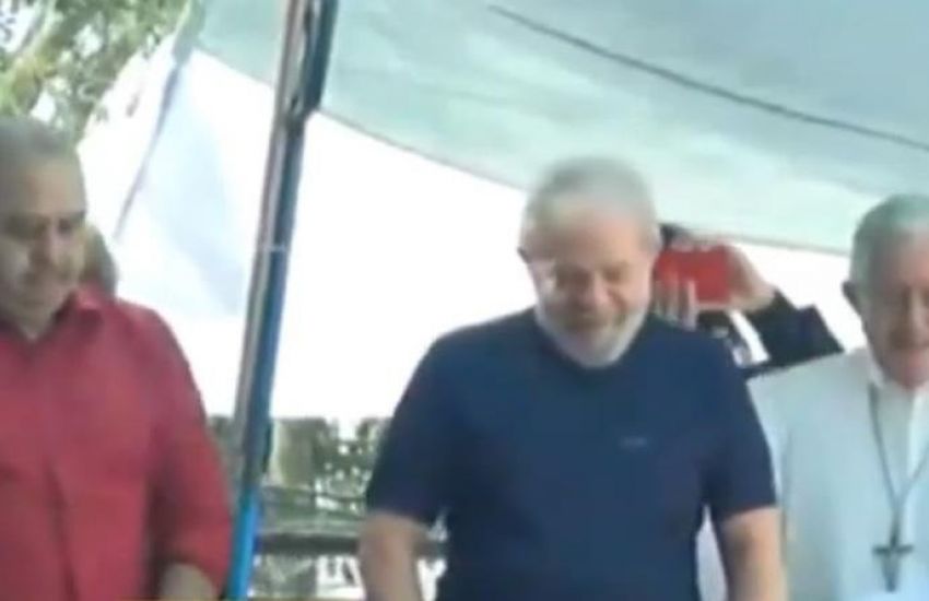 AO VIVO: Lula sobe no caminhão de som em frente ao Sindicato dos Metalúrgicos 