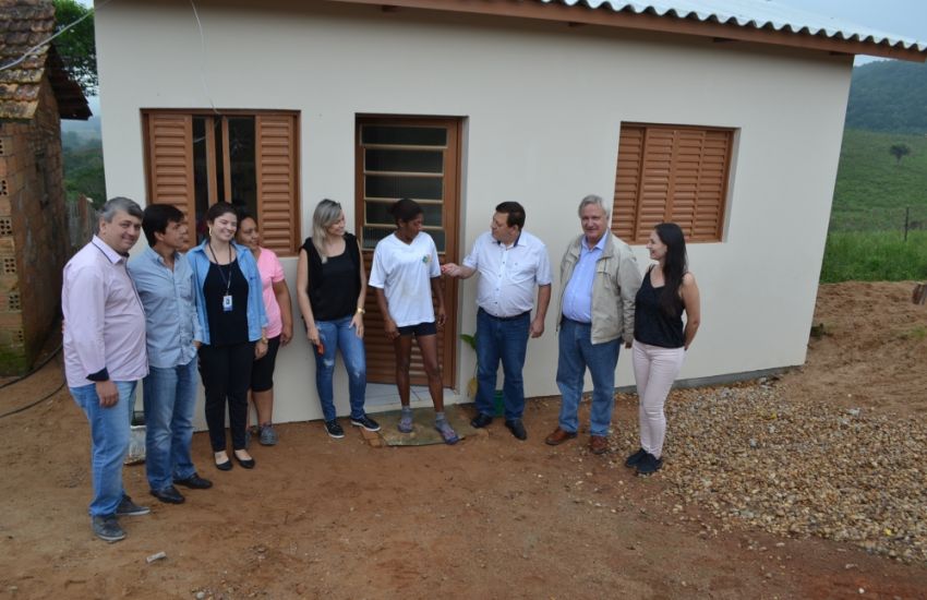 Projeto entrega casa na localidade de Faxinal dos Ramires e Bandeirinha 
