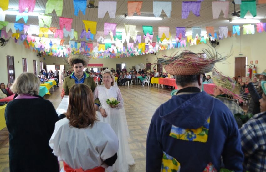 SEMTDS realiza festa junina e baile da terceira idade 