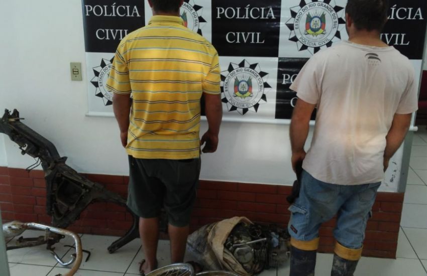 Polícia Civil prende dupla e apreende peças de moto furtada, no interior de Mariana Pimentel 