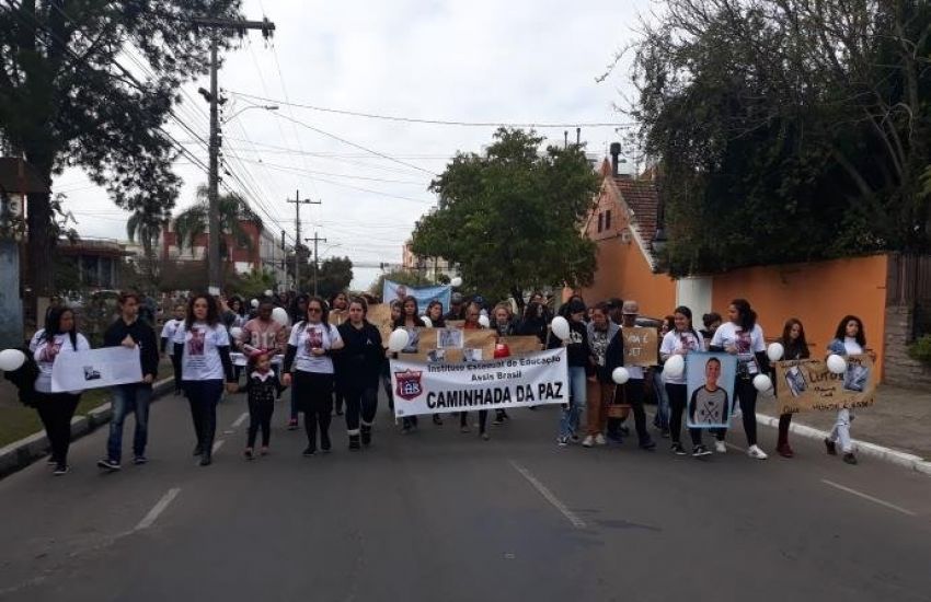 Passeata em Pelotas pede paz após morte violenta de estudante de 16 anos 