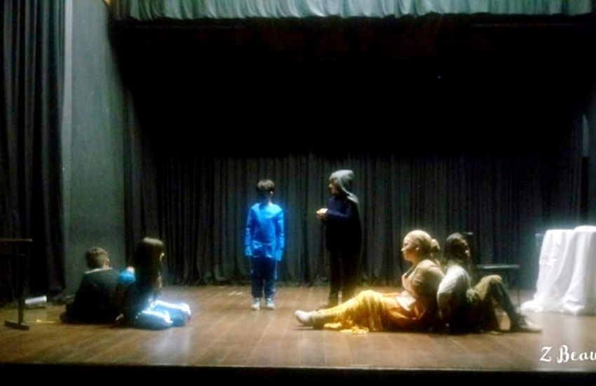 Alunos de teatro apresentam processo de montagem das peças no Coliseu, em Camaquã 