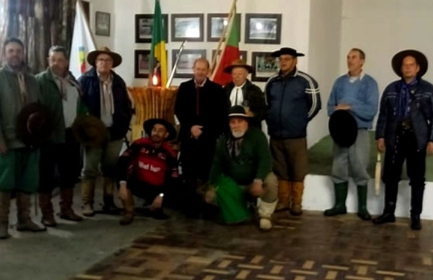 Cavaleiros de Camaquã recebem uma centelha da Chama Crioula em Iraí 