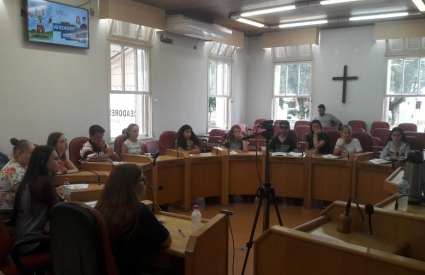 Primeira reunião com grupo de alunos que compõe a Câmara Mirim de Camaquã é realizada pelo Legislativo 