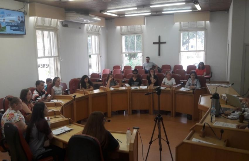 Primeira reunião com grupo de alunos que compõe a Câmara Mirim de Camaquã é realizada pelo Legislativo 