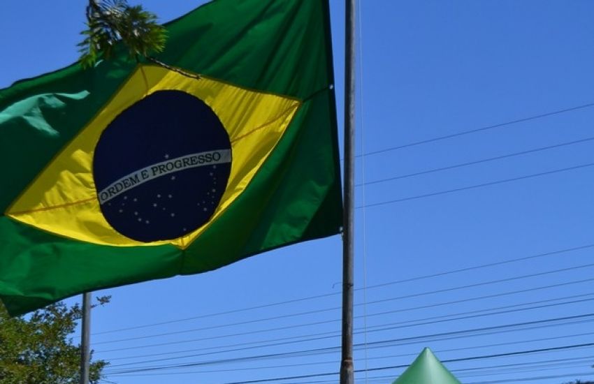 Comemoração ao Dia da Bandeira é realizada na Praça Zeca Netto em Camaquã 