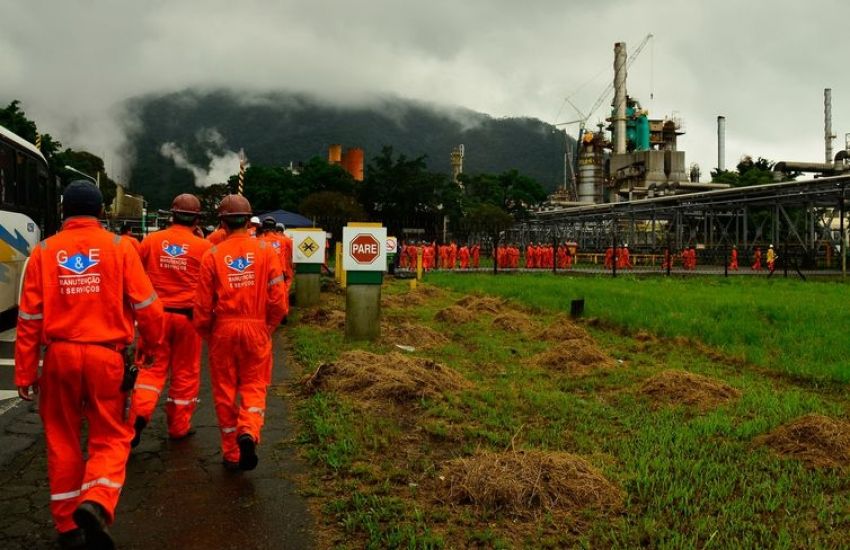 Petrobras reduz preço da gasolina em 1,38% nas refinarias 
