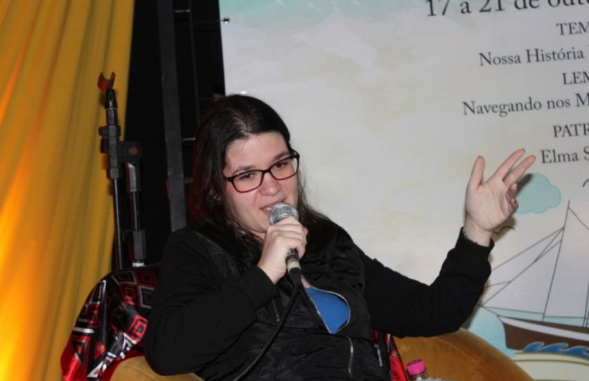 Ana Vitola: a escritora camaquense que se reúne em bienais com seus leitores 