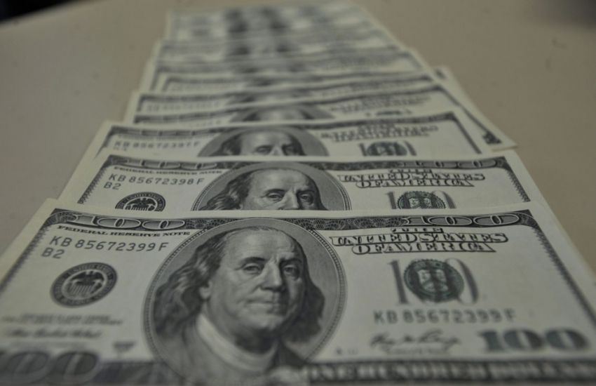 Dólar supera R$ 4,10 e fecha no maior valor em oito meses 