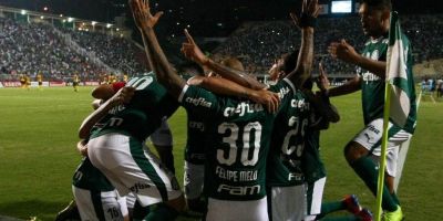 Palmeiras goleia Santos e assume a liderança isolada do Brasileirão