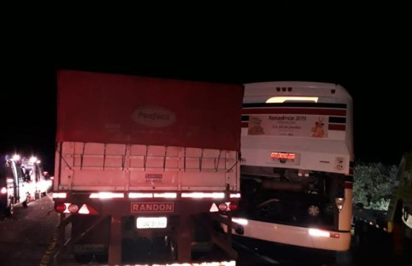 FOTOS: acidente entre caminhão, ônibus e carro deixa uma pessoa morta na BR-116, em Cristal 