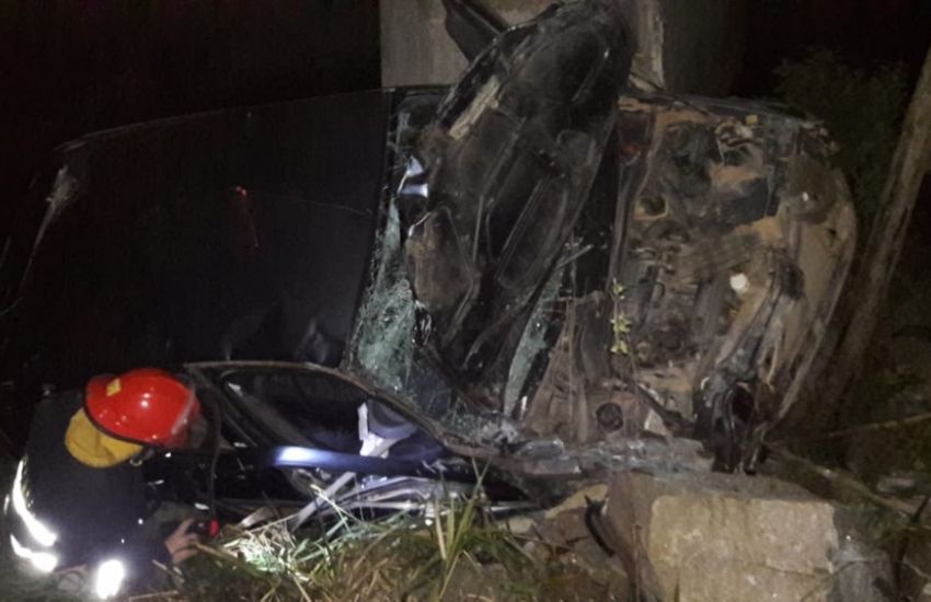 FOTOS: carro cai de ponte na BR-116 e deixa motorista ferido em Tapes 