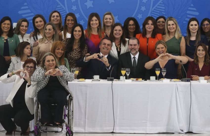 Bolsonaro toma café da manhã com bancada feminina no Congresso 